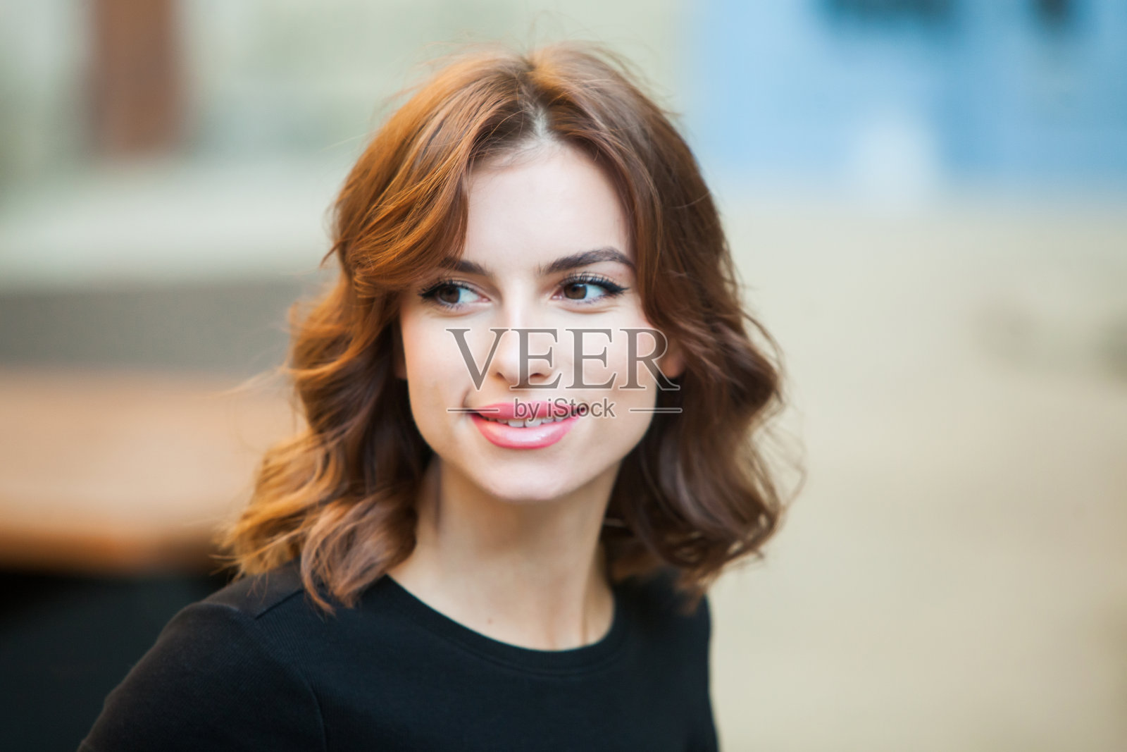 一个美丽的年轻女子的特写肖像，微笑着看着镜头。有着美丽笑容的欧洲白人女孩照片摄影图片