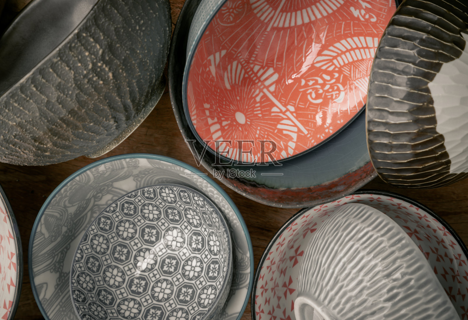 乡村木质背景上的陶瓷碗系列照片摄影图片