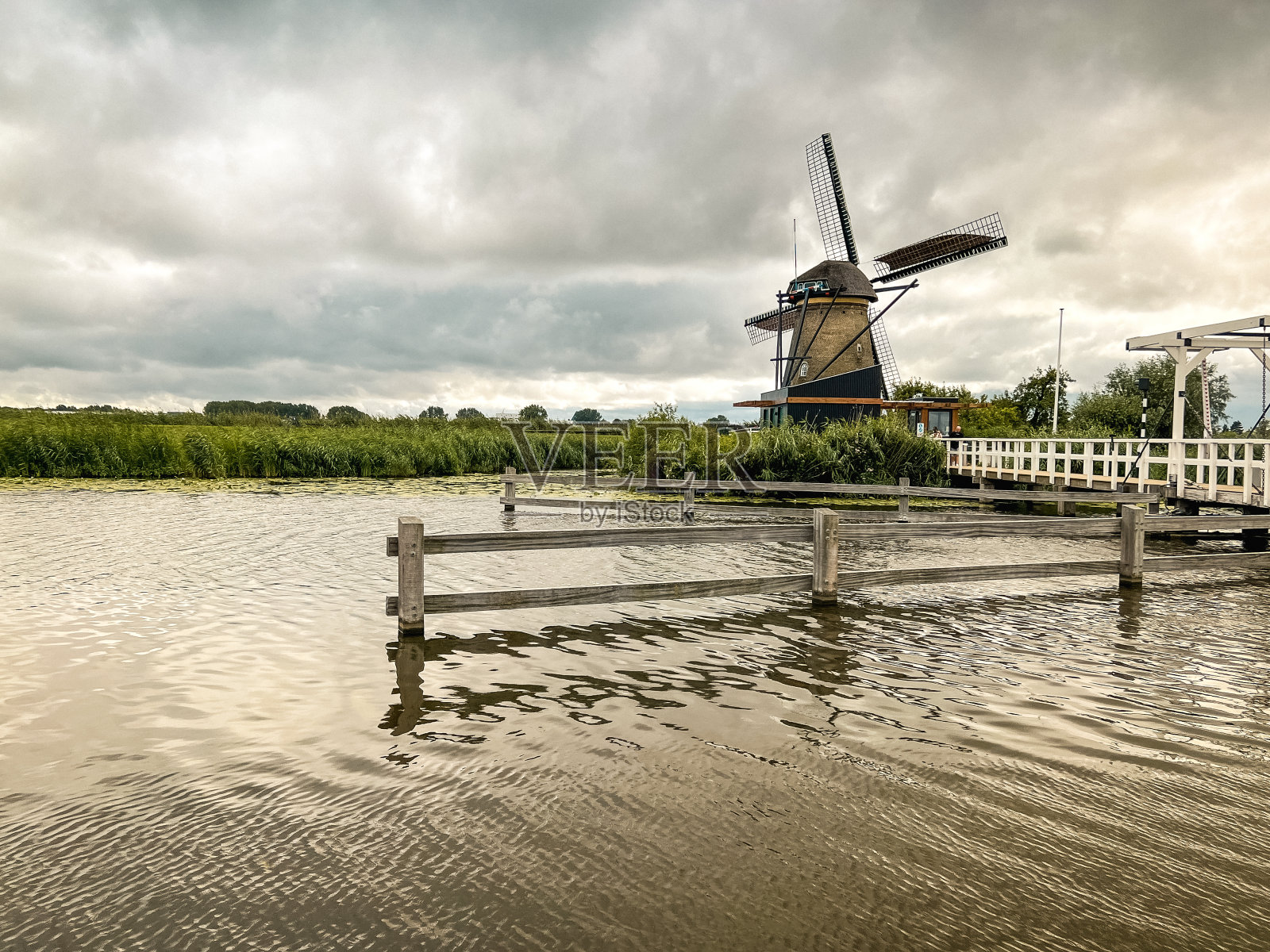 标志性的荷兰风车和运河系统照片摄影图片