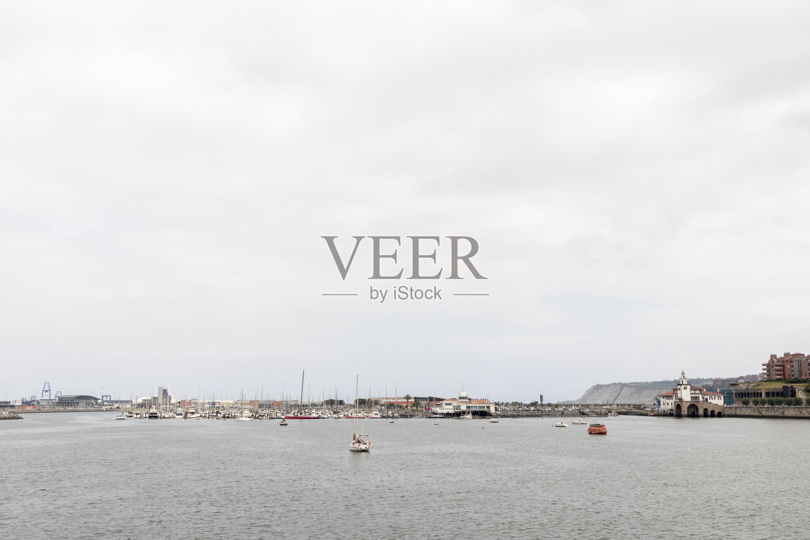 位于西班牙北部毕尔巴鄂的尼维翁河口照片摄影图片