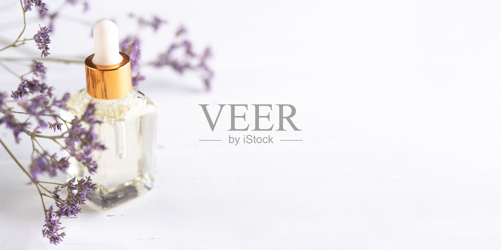 透明滴瓶，内含化妆品。照片摄影图片