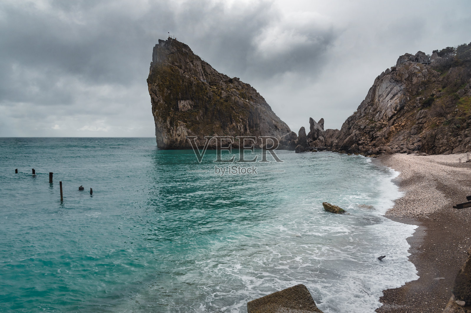西蒙兹市海滩与摇滚天后在多云的天气。克里米亚照片摄影图片
