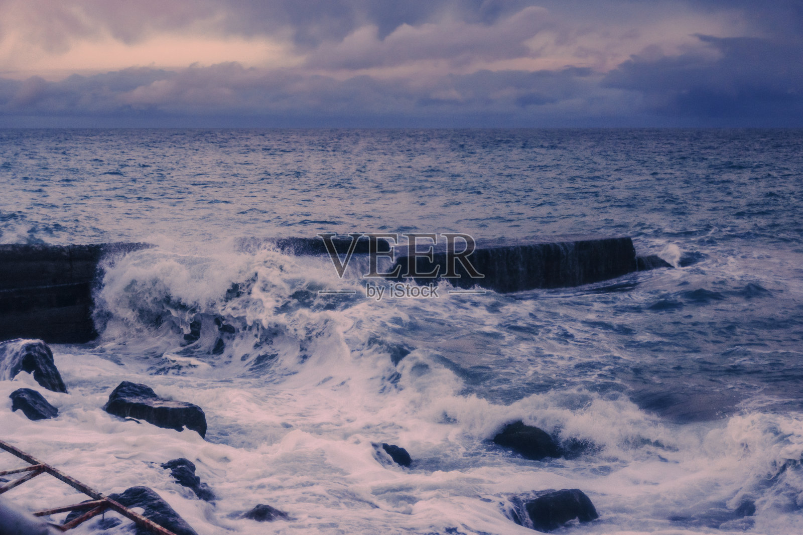 日落时分，克里米亚阿卢普卡的黑海照片摄影图片