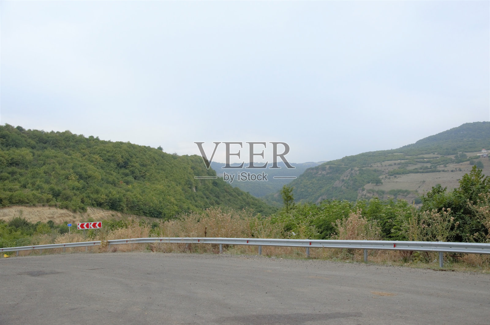 山川丘陵景观，穿越山区之旅照片摄影图片