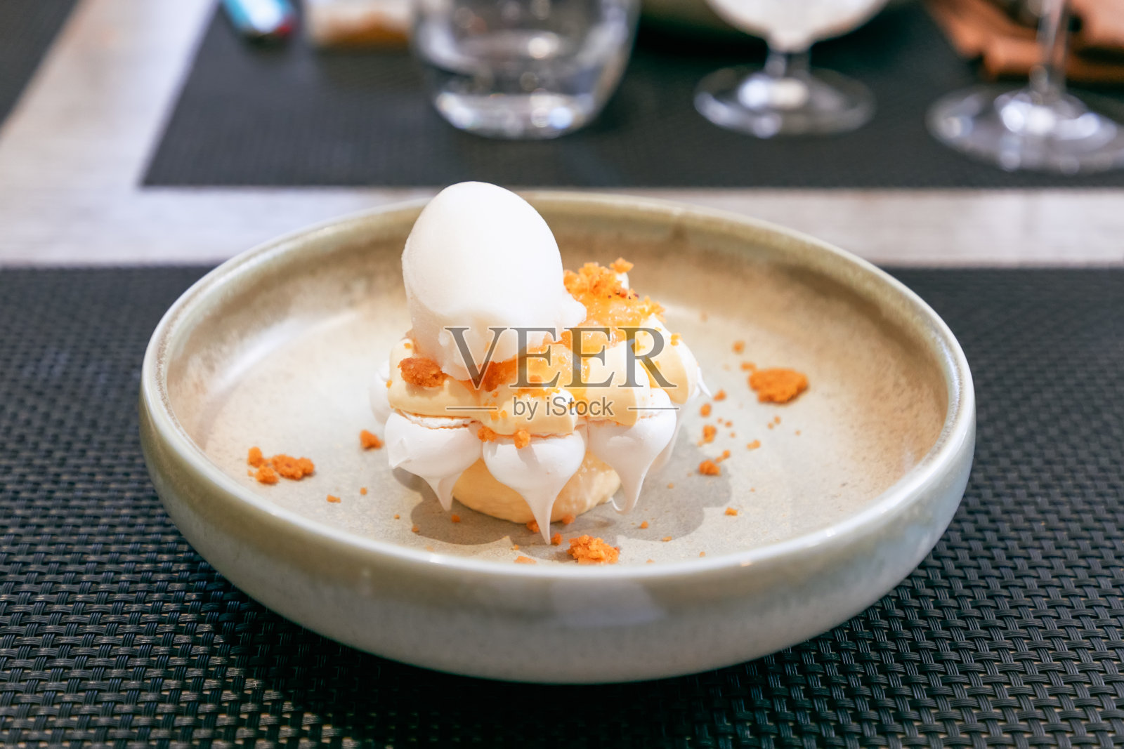 柠檬蛋白酥配奶油和柠檬冰糕。现代法国菜的甜点照片摄影图片