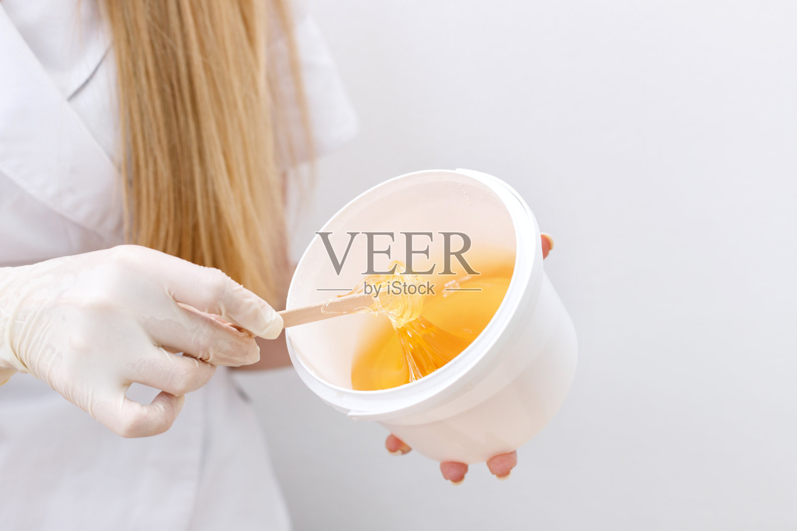 意大利面在大师的手中进行修剪照片摄影图片