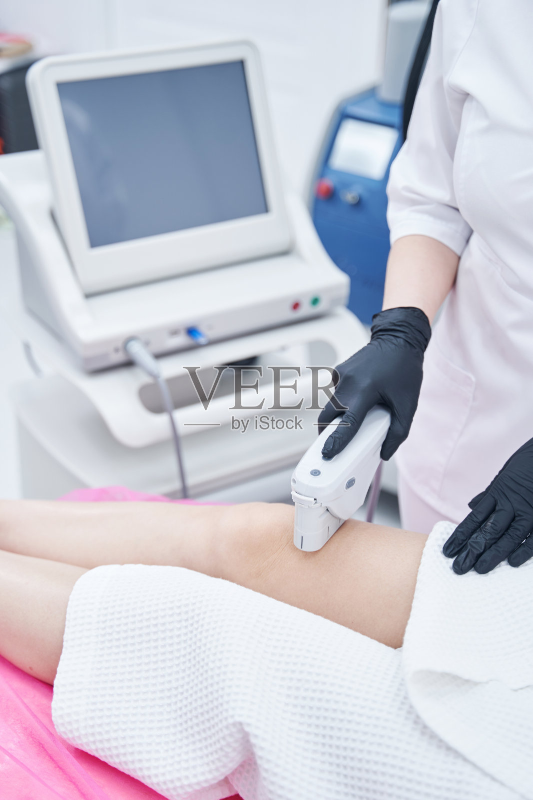 在美容中心接受超声提升治疗的妇女照片摄影图片