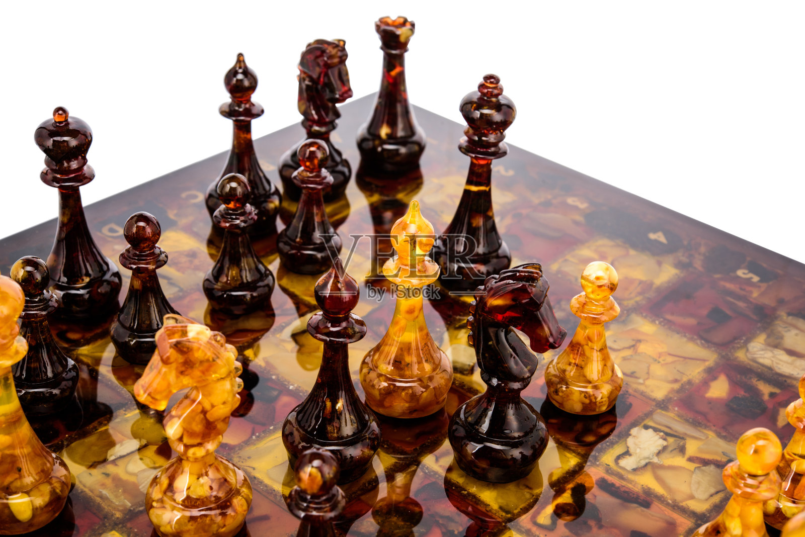 天然琥珀不同棋子人物照片摄影图片