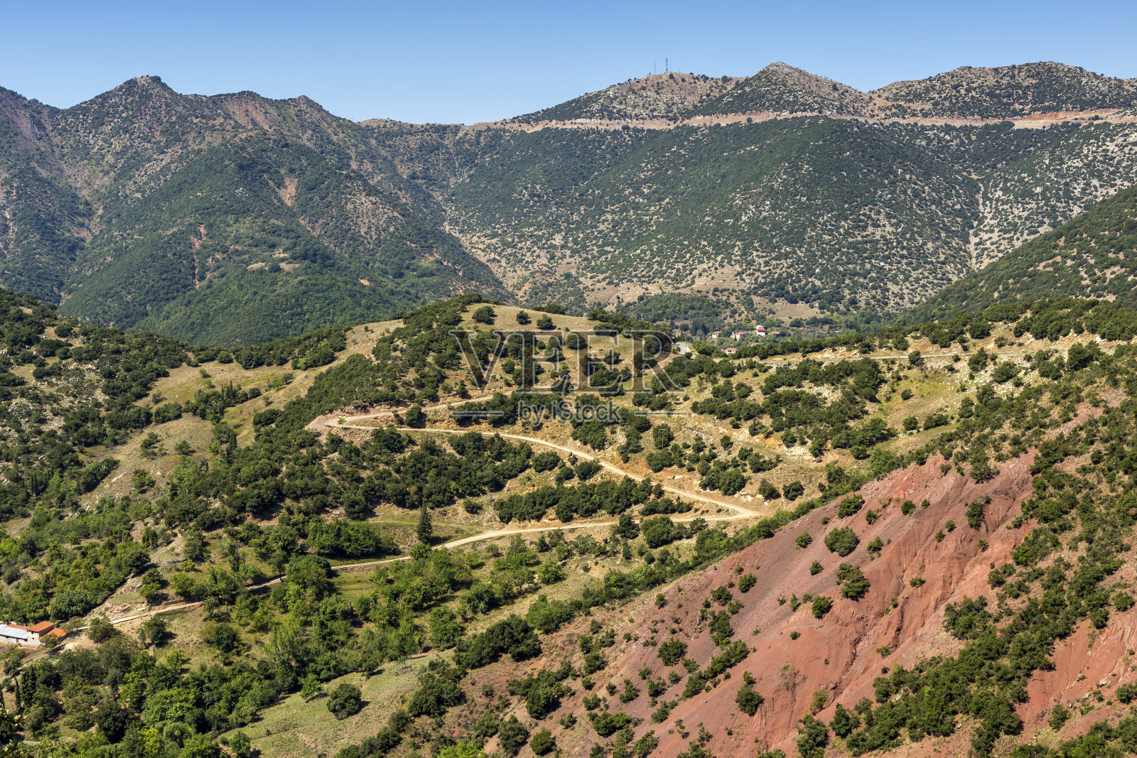 山顶上的村庄(亚该亚，希腊，伯罗奔尼撒半岛)。照片摄影图片