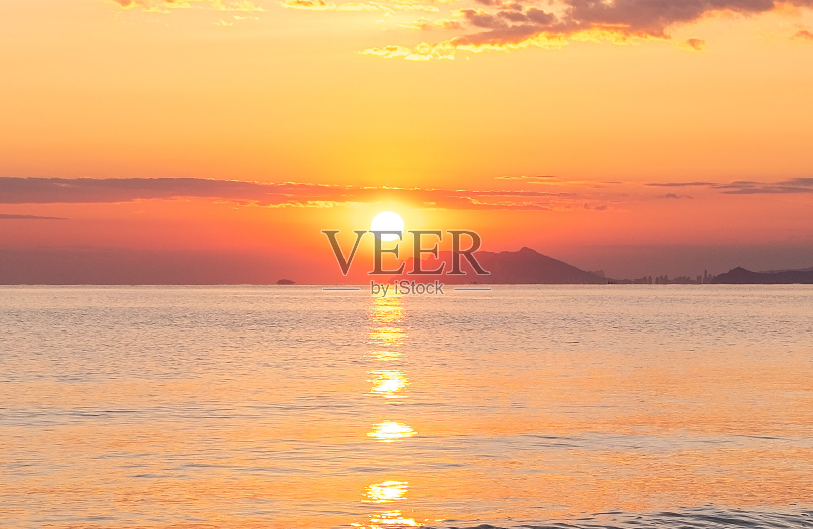 海面上明亮的橙色日出。照片摄影图片