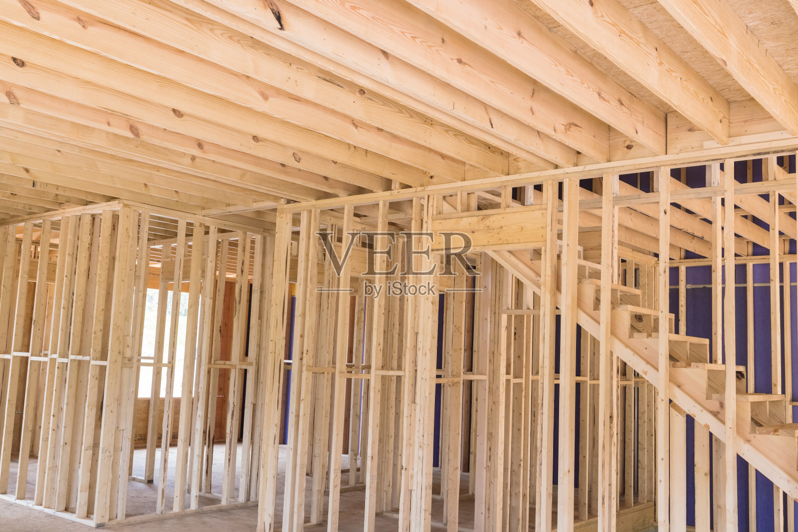 在框架内部，木梁被用来支撑新房子的结构照片摄影图片