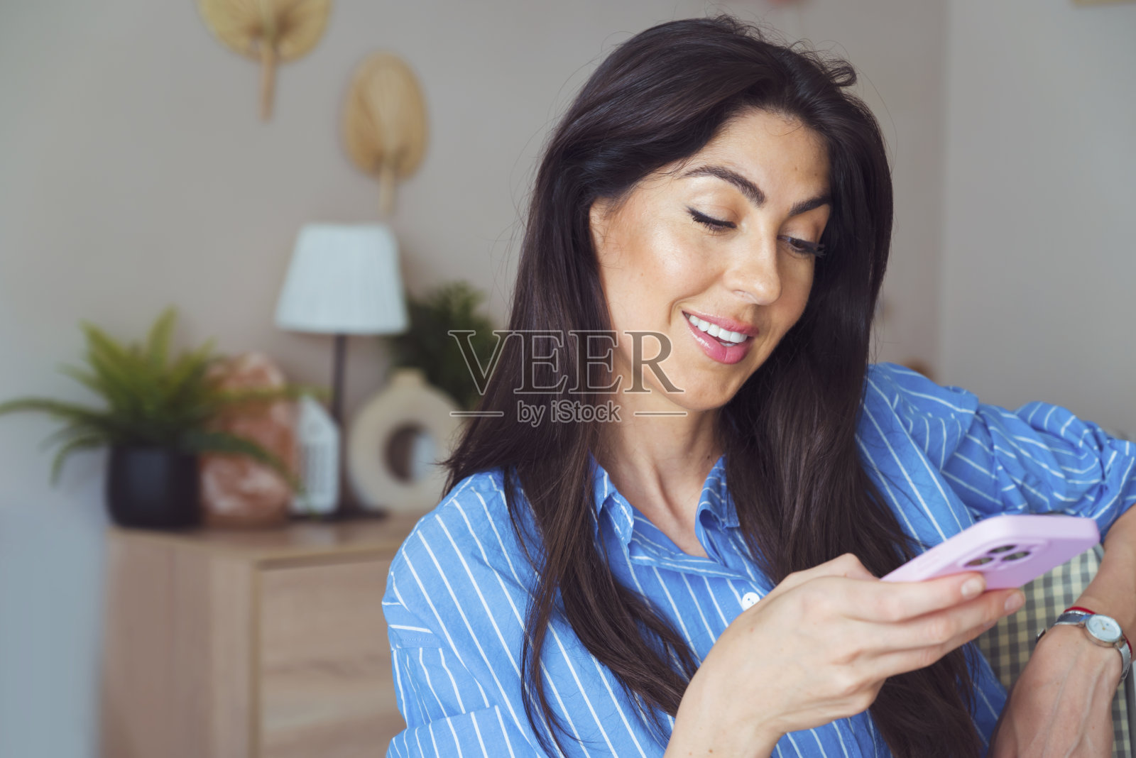 女性在家使用智能手机照片摄影图片