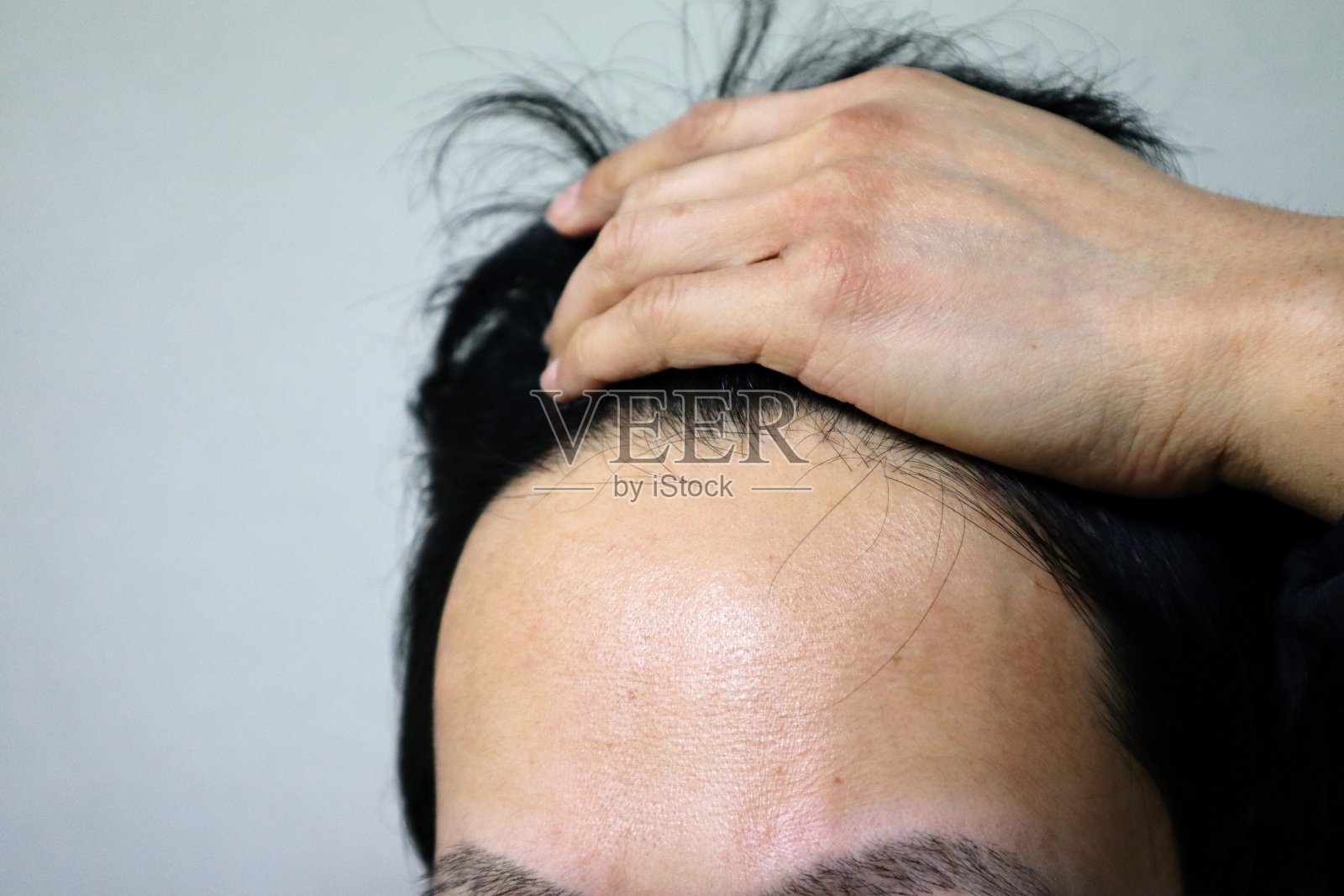 头发稀疏的日本男人照片摄影图片