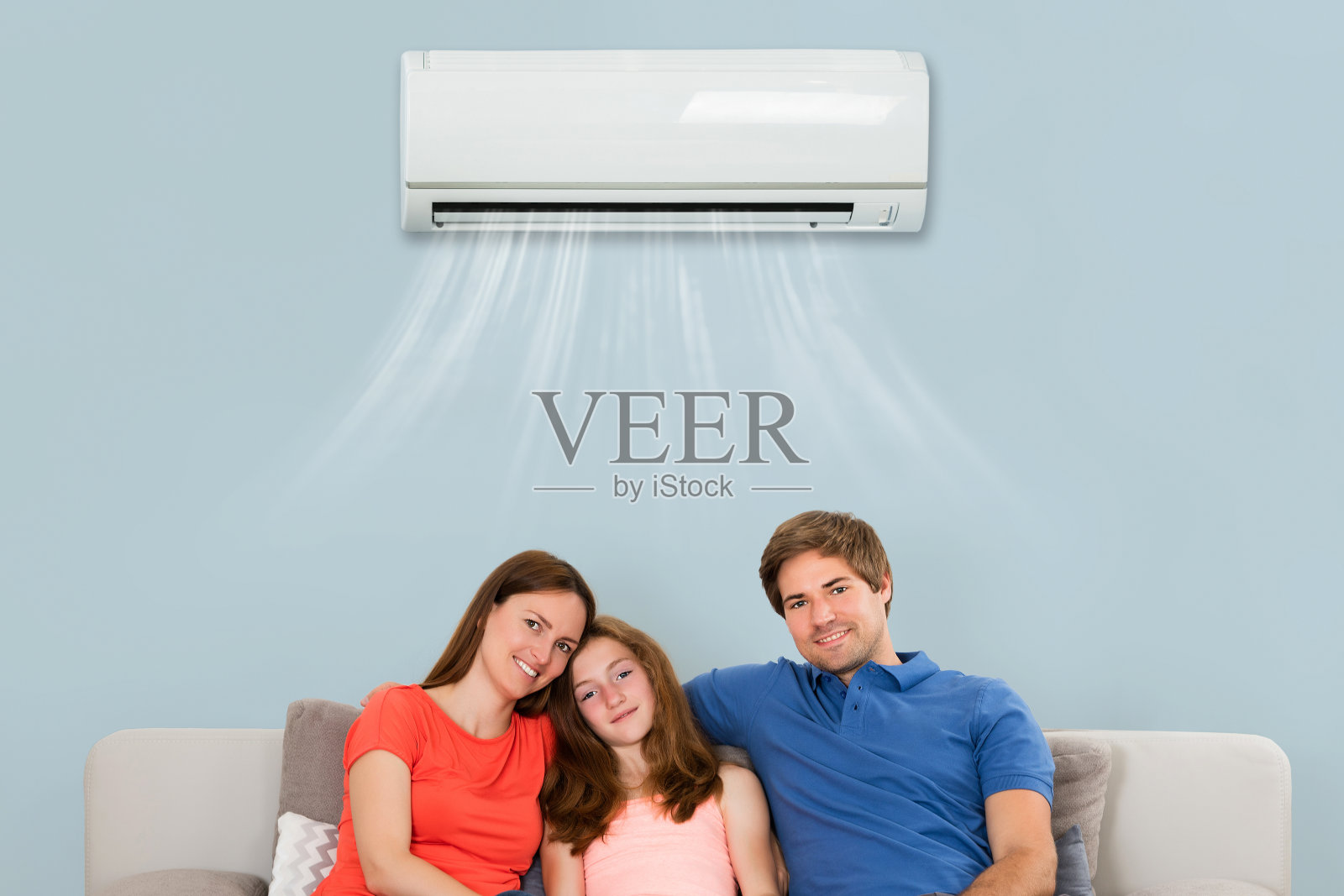 一家人坐在沙发上照片摄影图片