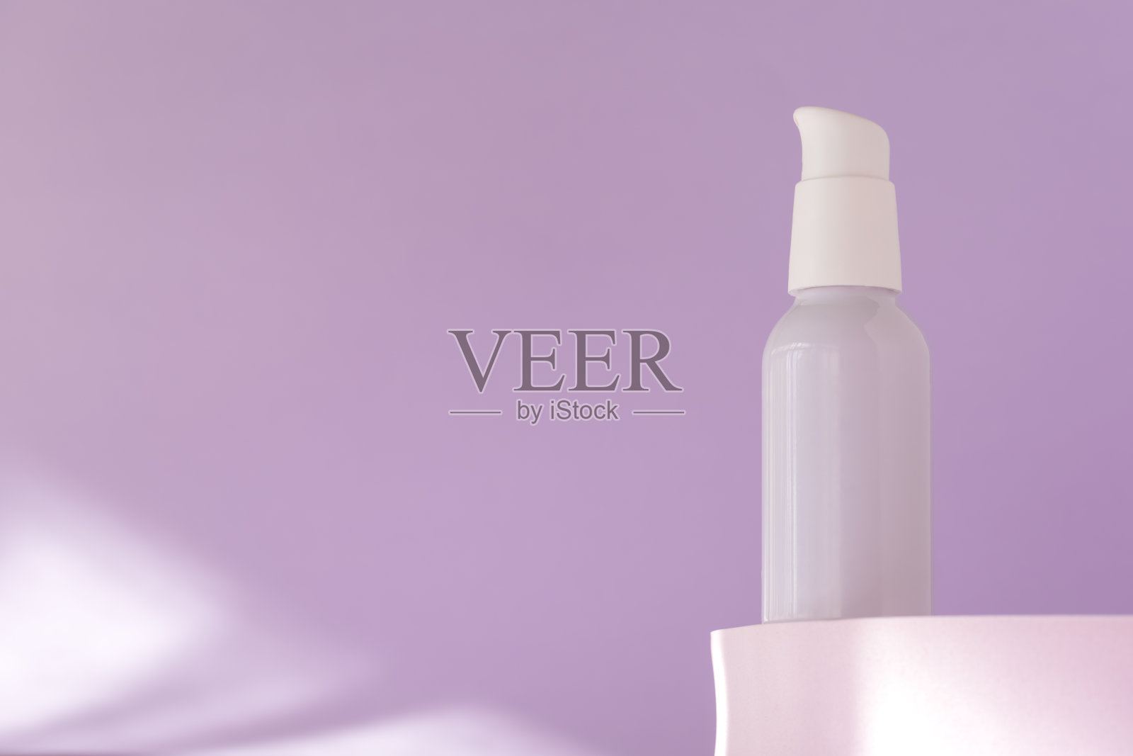 产品介绍，化妆品品牌、面霜、乳液、多肽、胶原蛋白、玻尿酸在讲台台座上展示。美容护肤化妆品模型。最小模板，低角度视图，弹簧照片摄影图片