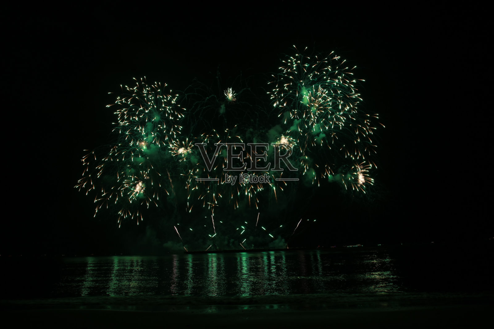 在芭堤雅国际烟花节拍摄的美丽多彩的烟花夜景照片摄影图片