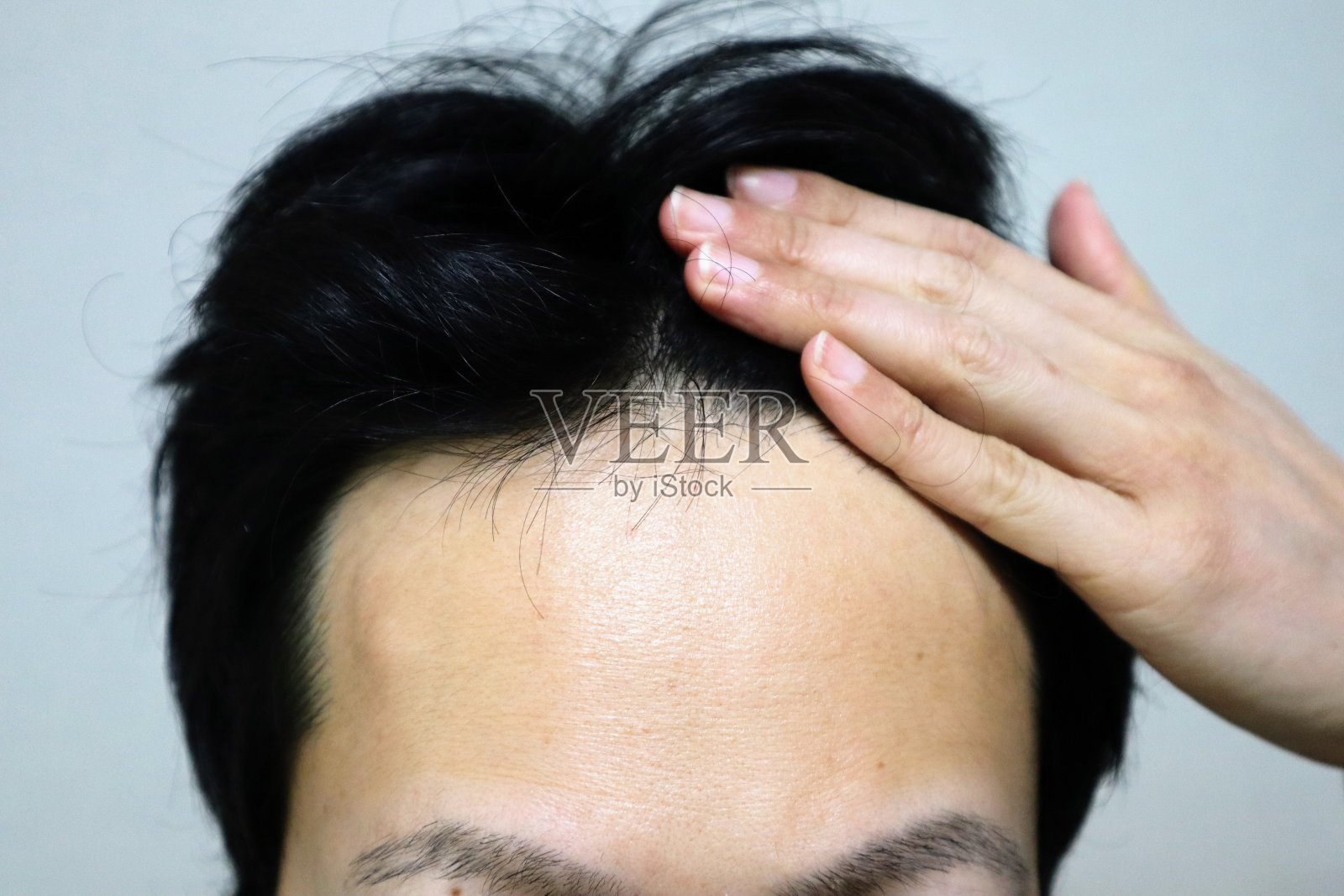 头发稀疏的日本男人照片摄影图片