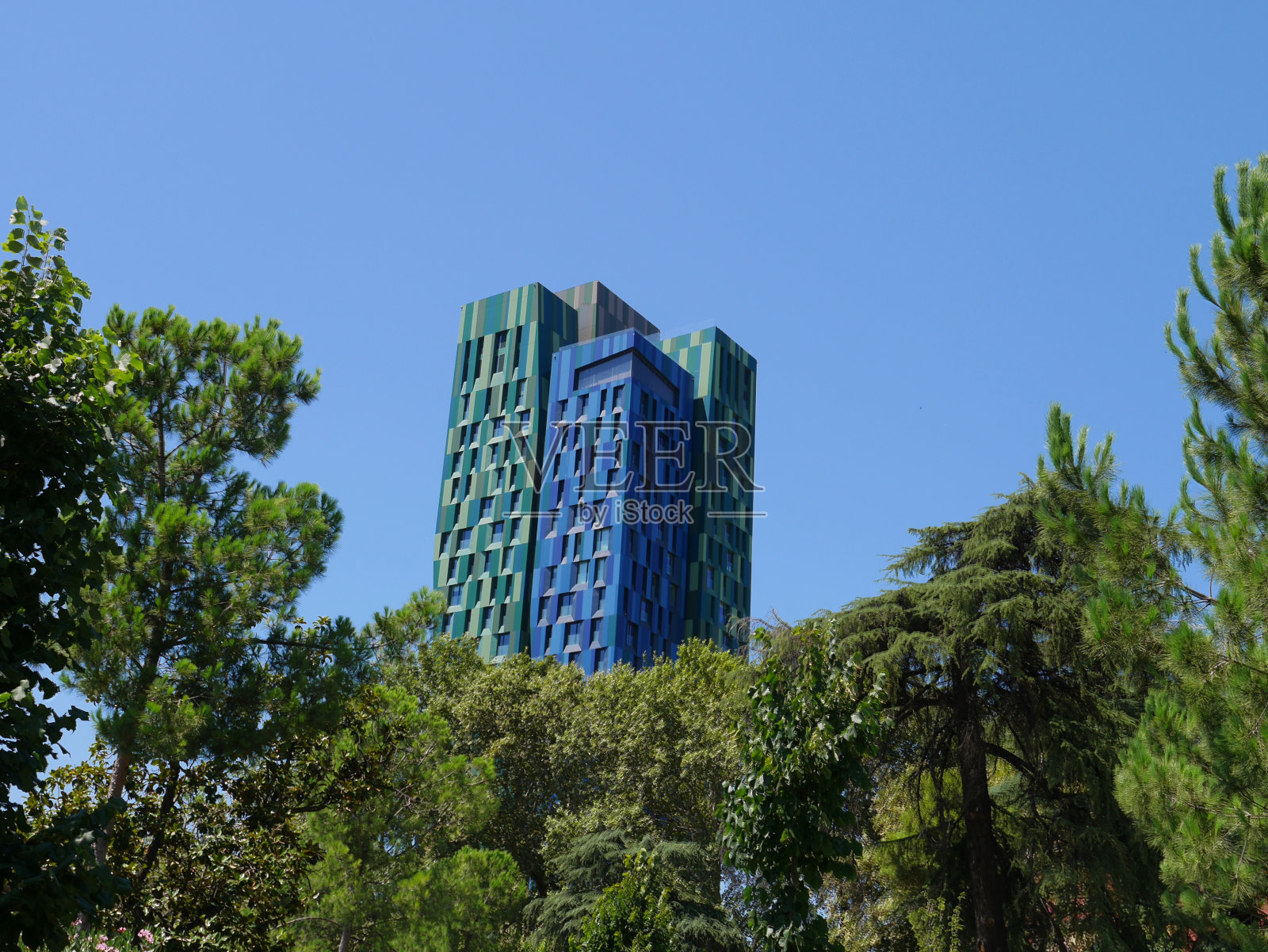 阿尔巴尼亚地拉那永久绿色摩天大楼全景照片摄影图片