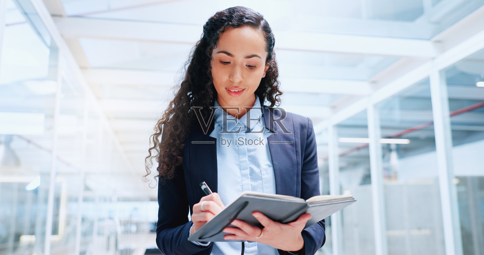 商务，女性和员工与笔记本头脑风暴，现代办公和写作的研究，数据分析和规划。女性企业家，女士兼首席执行官，负责数字营销和头脑风暴项目照片摄影图片