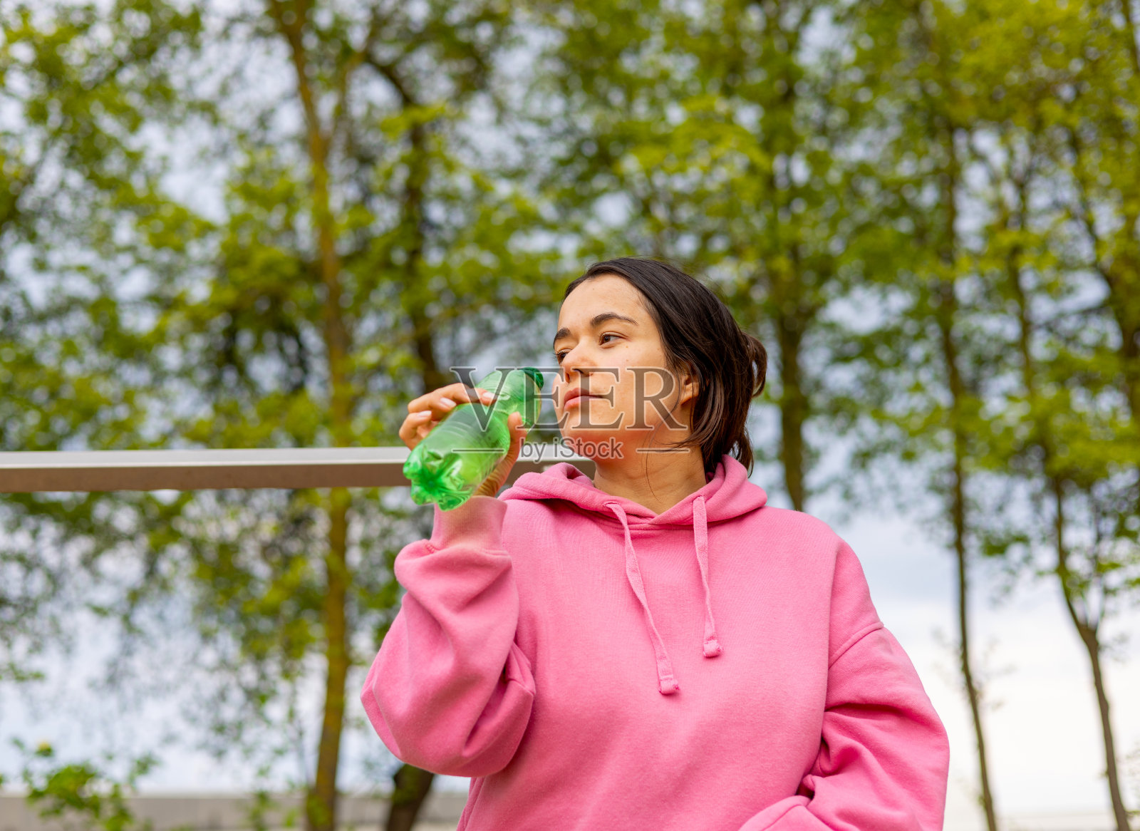 妇女练习运动户外健身房减肥照片摄影图片