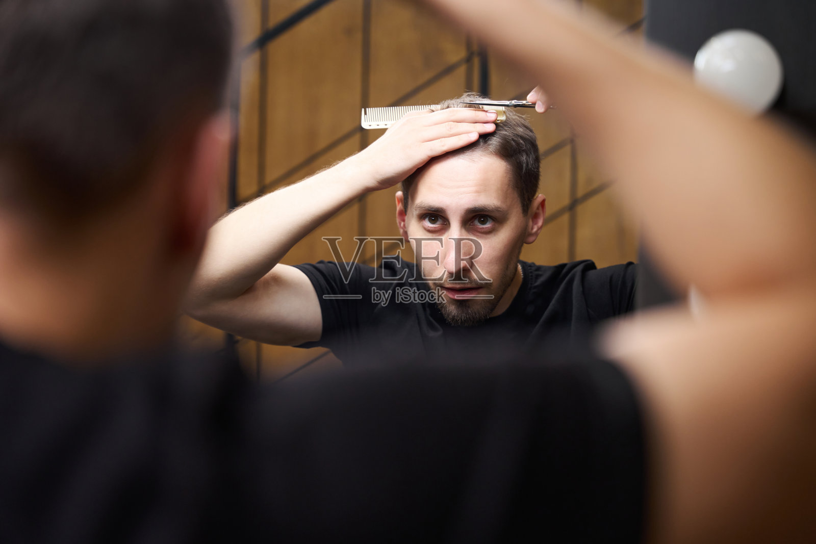 理发师自己剪头发照片摄影图片