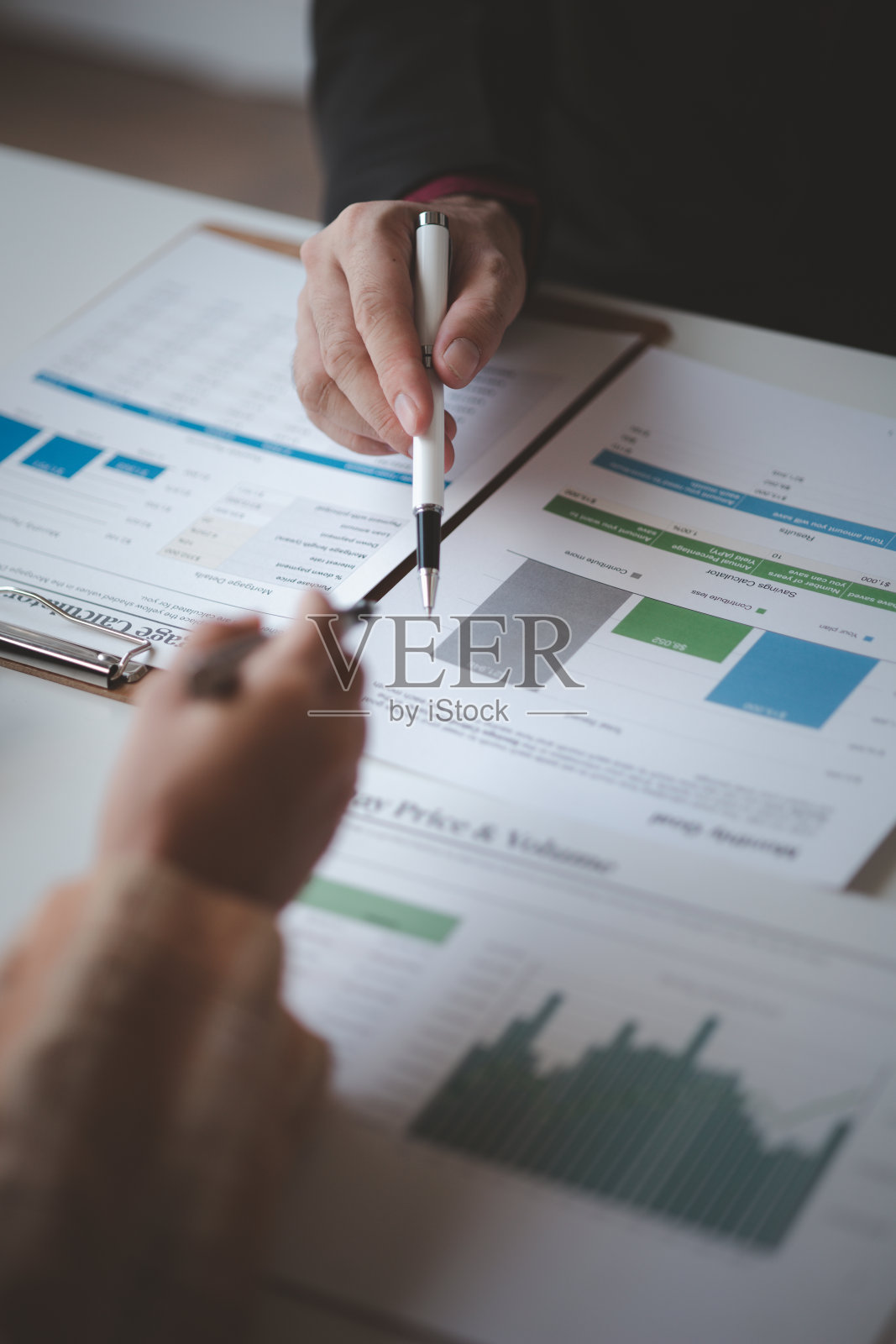 创业公司会议的氛围，商务人士聚在一起总结和计划投资财务，他们是公司的创始人。企业管理理念。照片摄影图片