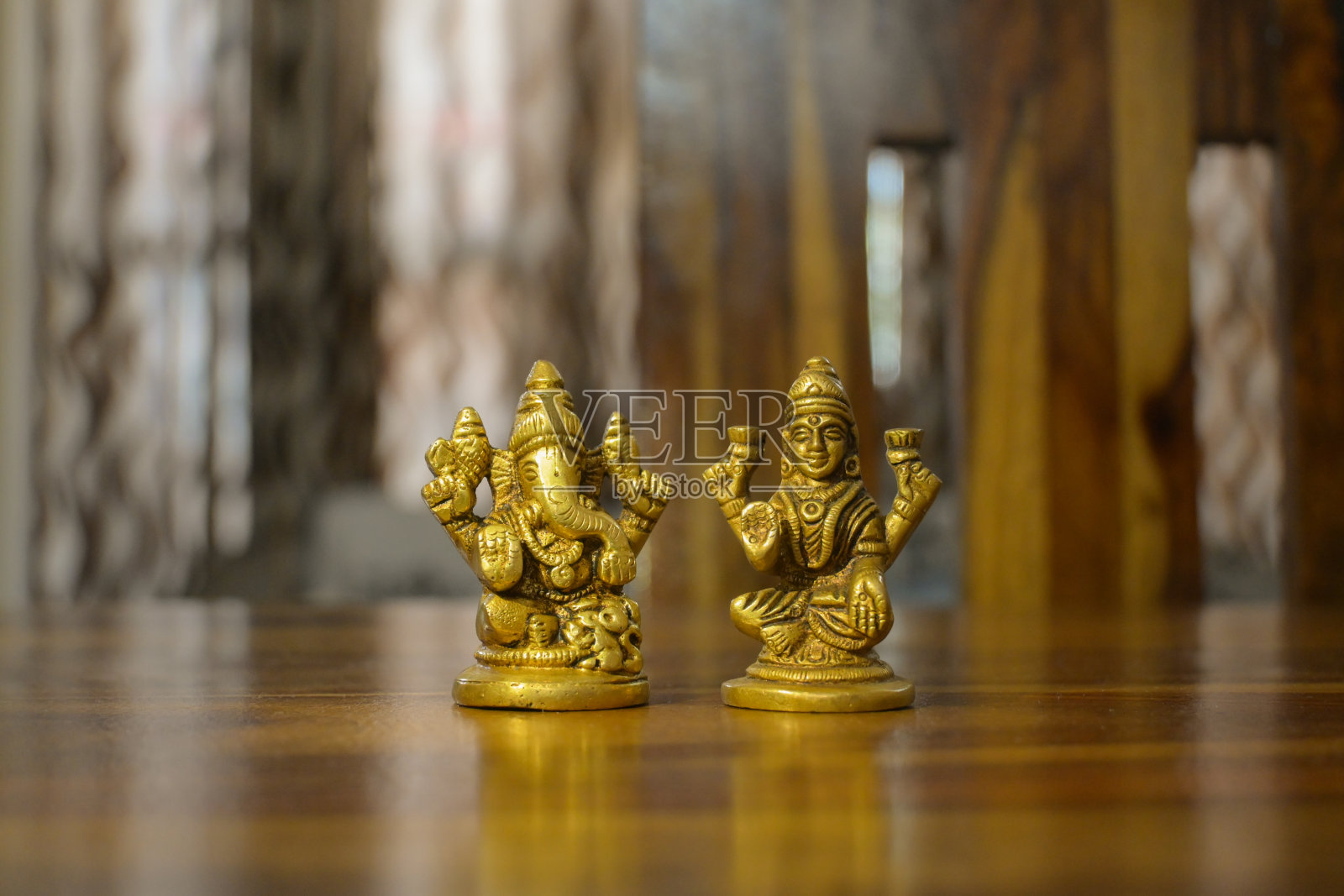 在印度的节日里，人们崇拜着美丽的象头神和拉克希米女神雕像。照片摄影图片