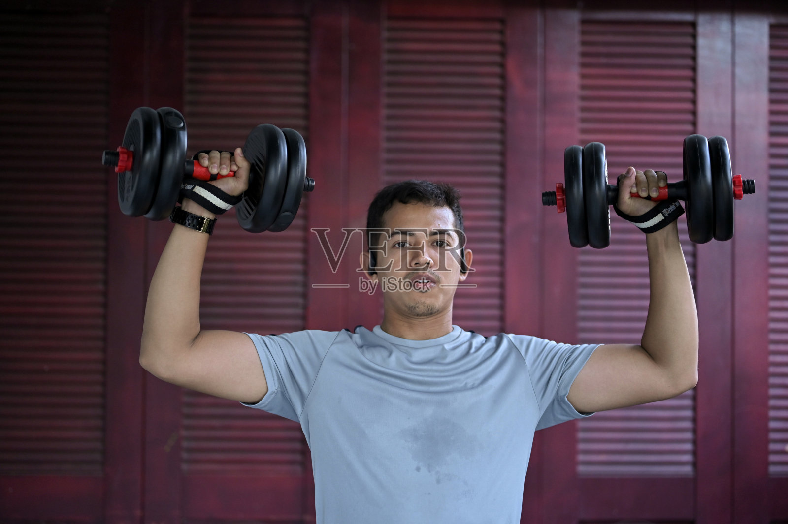 亚洲男人在家锻炼照片摄影图片