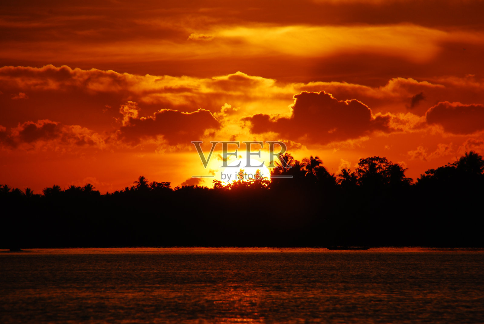 风景秀丽，日落壮观，天空美丽。自然日落日出草地剪影黑暗的土地。充满活力的戏剧性天空日落，黎明，日出在农村。日落时五彩缤纷的天空照片摄影图片