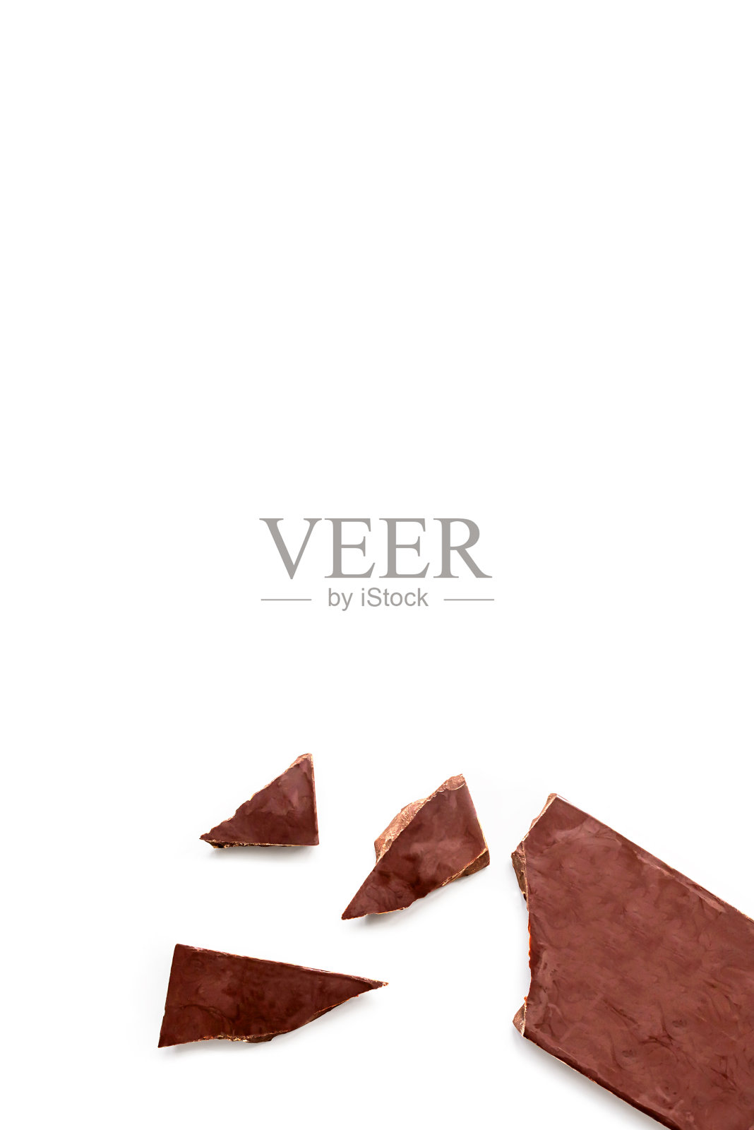 破碎的有机牛奶巧克力棒被隔离在白色背景上照片摄影图片