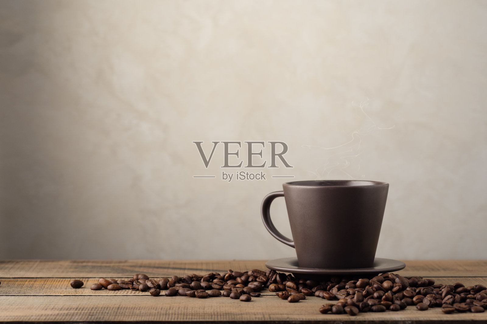 桌上有一杯咖啡和咖啡豆。复制文本的空间。照片摄影图片