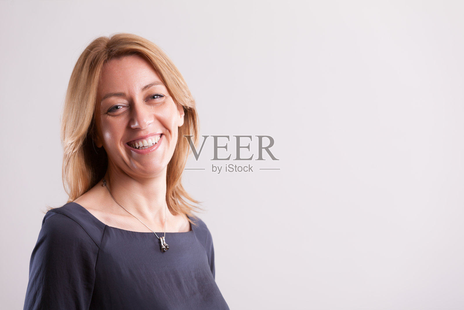 兴高采烈、心满意足的金发女郎是自给自足的成功典范照片摄影图片