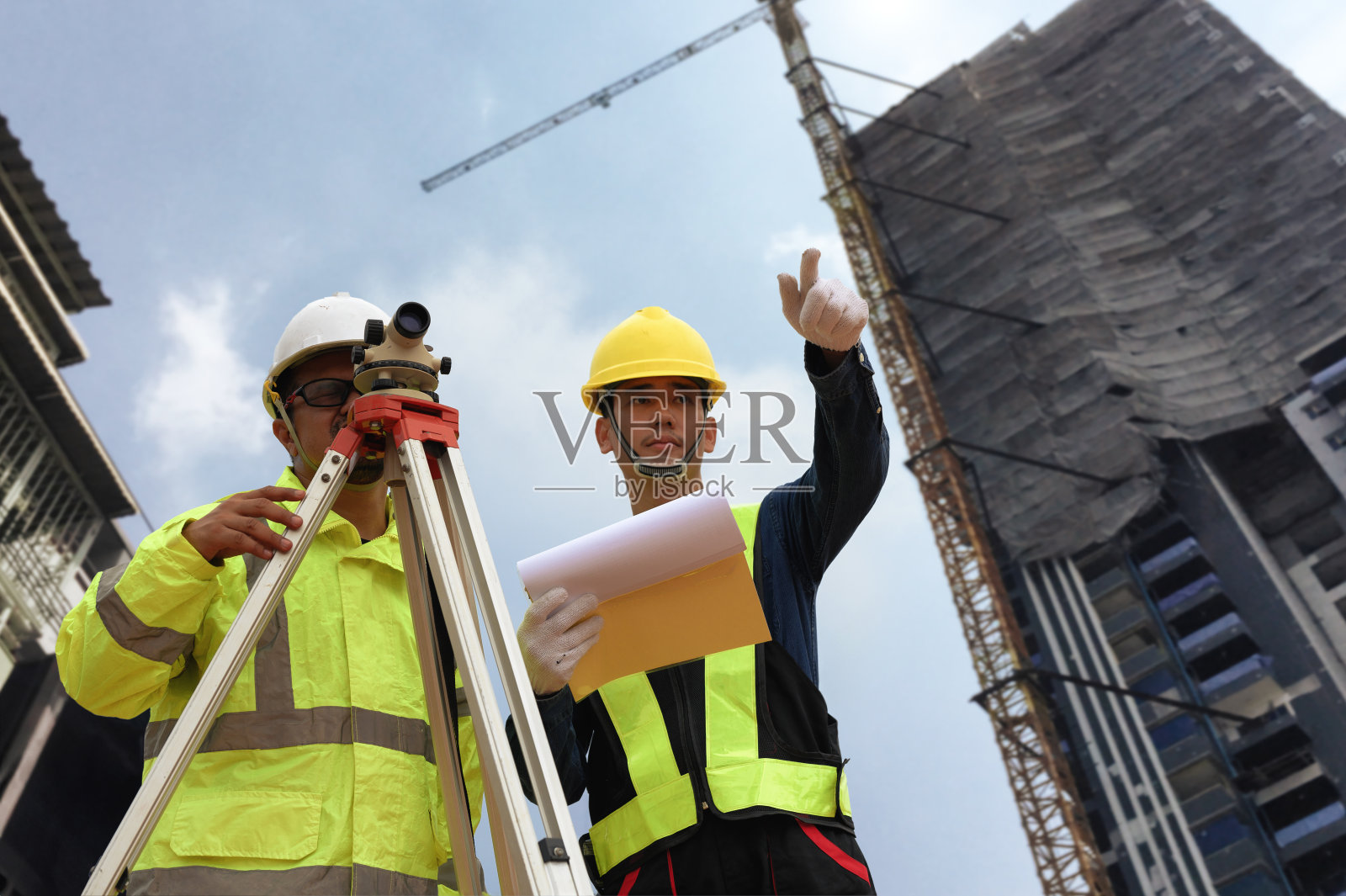 土木工程师的测量设备。测量师在施工现场使用的望远镜或用于制作等高线图的测量仪是开始施工的土地平面的图形表示。照片摄影图片