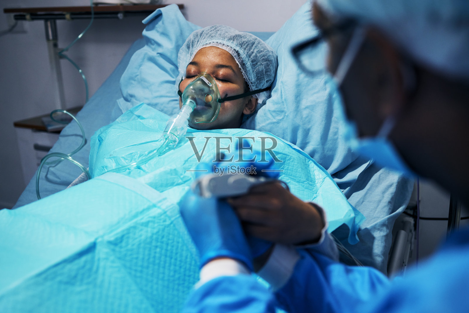 希望，手术后医生和病人手牵着手，紧急护理和同情，医院里的女人。呼吸，支持和信任，外科医生在手术中伸出援助之手，善良和医疗结果照片摄影图片