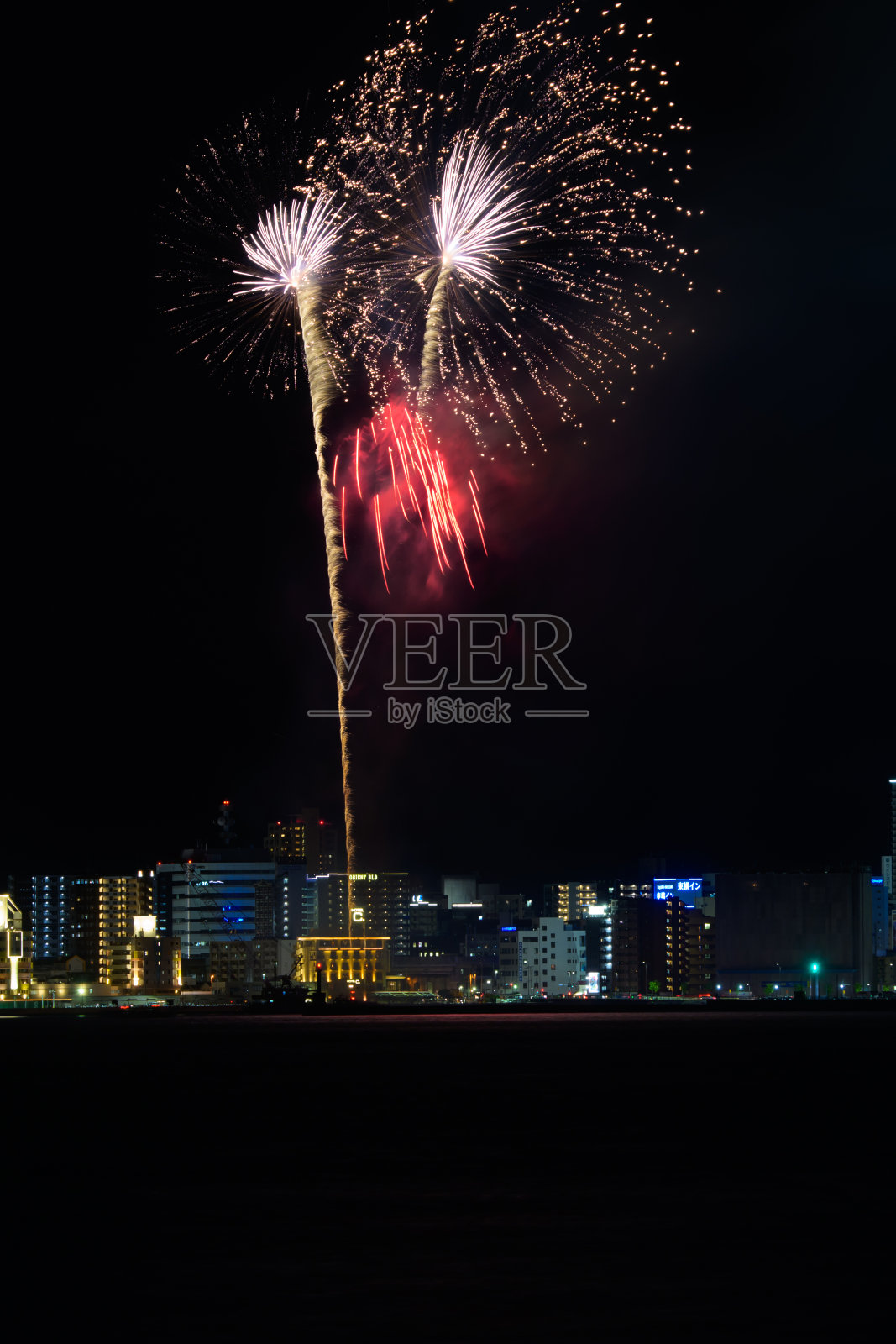 2023年北九州美丽的烟花表演照片摄影图片