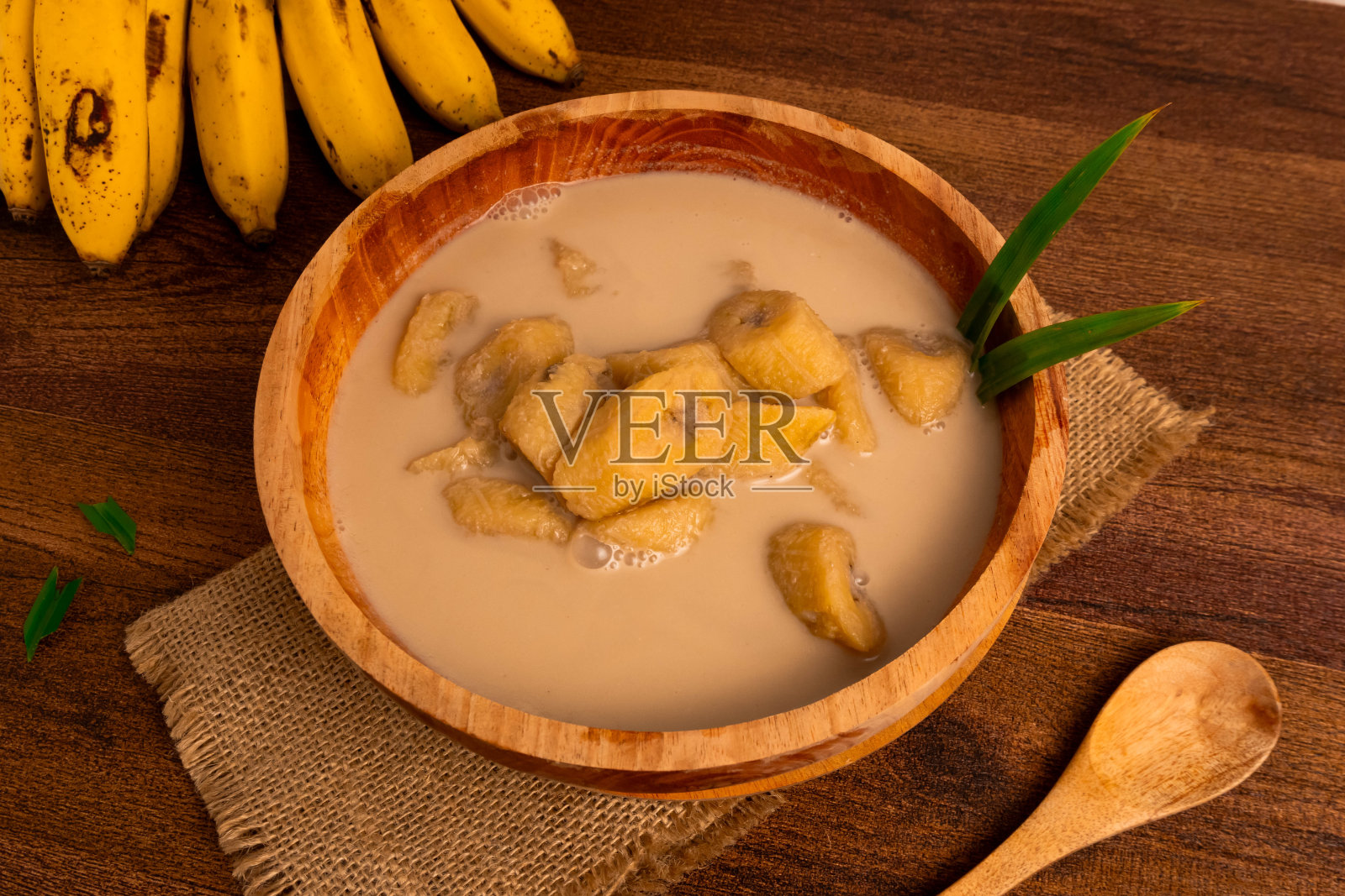 Kolak香蕉，一种印尼甜点。照片摄影图片