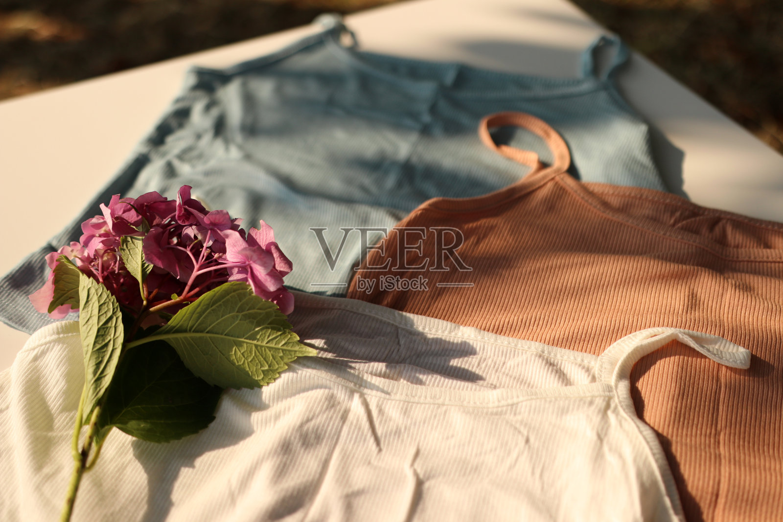 白色上面有一束花的彩色t恤。照片摄影图片