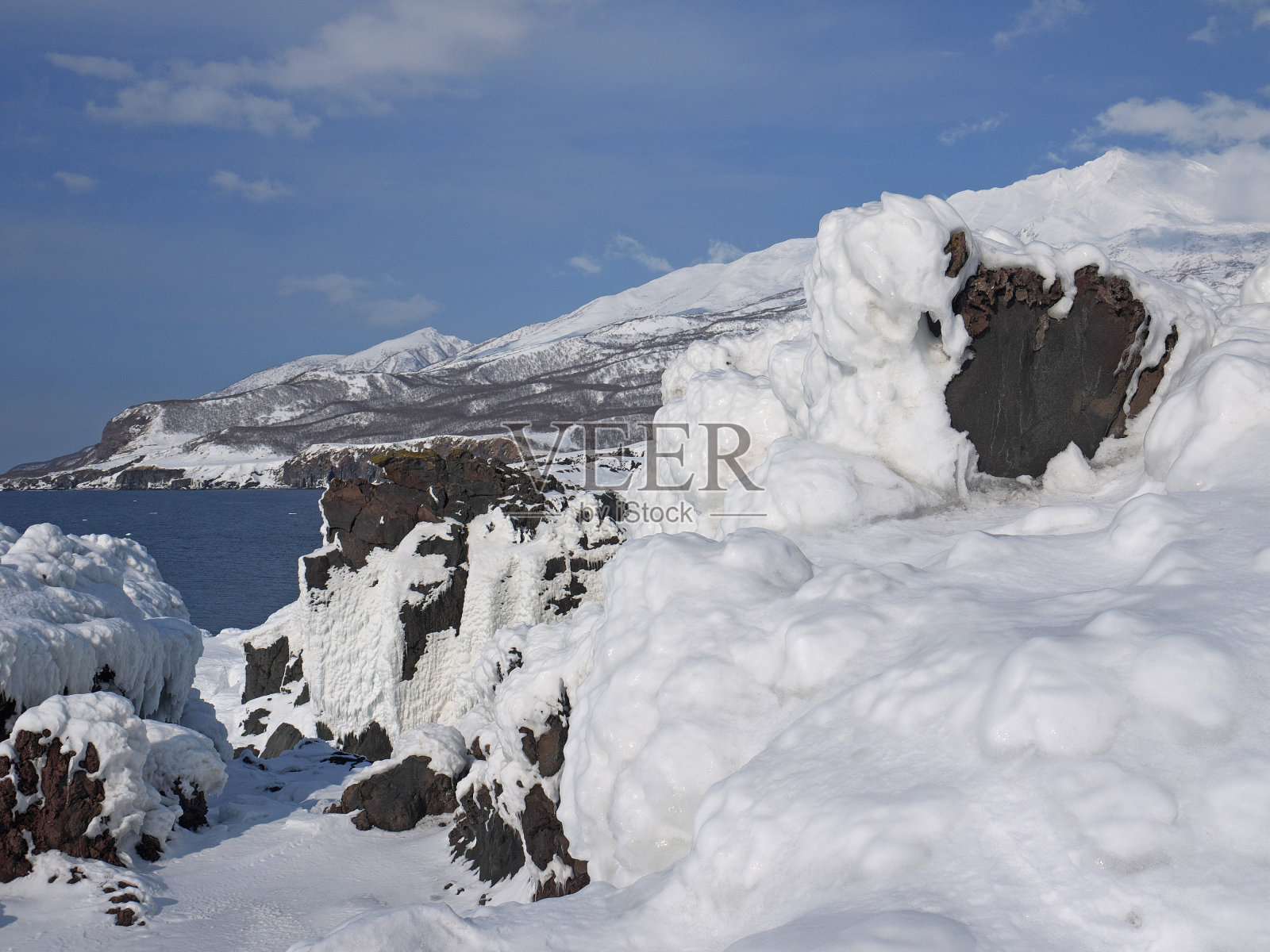 冬天海岸结冰的岩石照片摄影图片