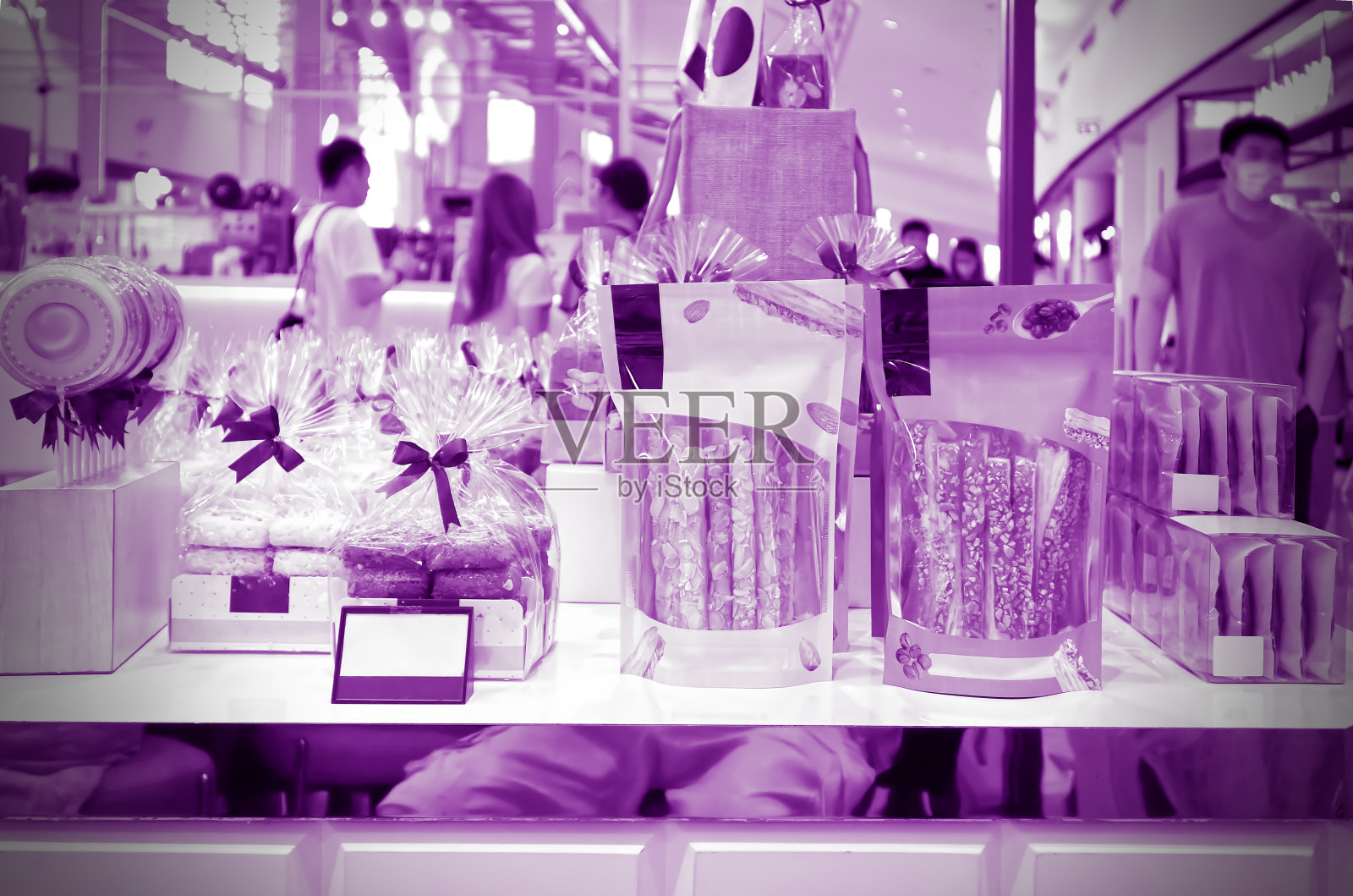 图为，在泰国曼谷的一家百货商店面包店，货架上摆放着小吃照片摄影图片