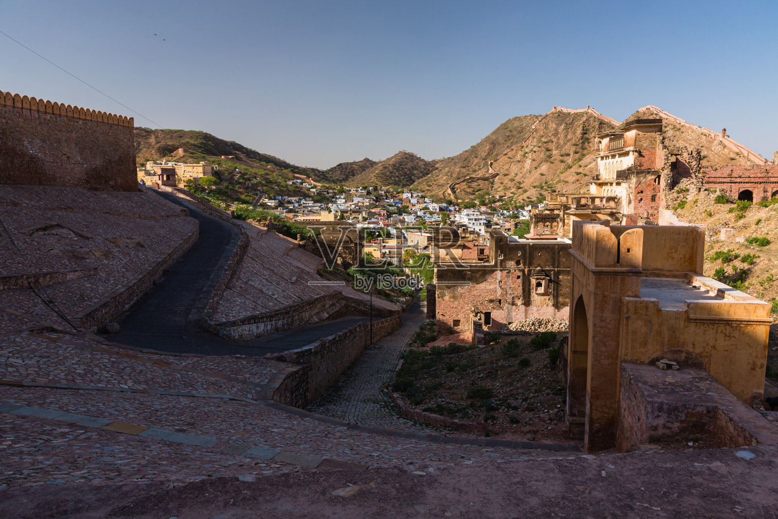斋加尔堡的城墙从印度斋浦尔的琥珀城堡延伸到山上照片摄影图片