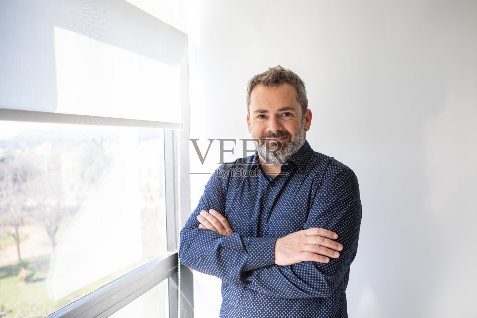 窗口的商人肖像照片摄影图片