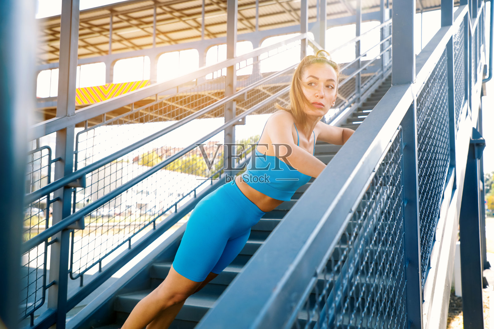 在楼梯上做俯卧撑的女人照片摄影图片