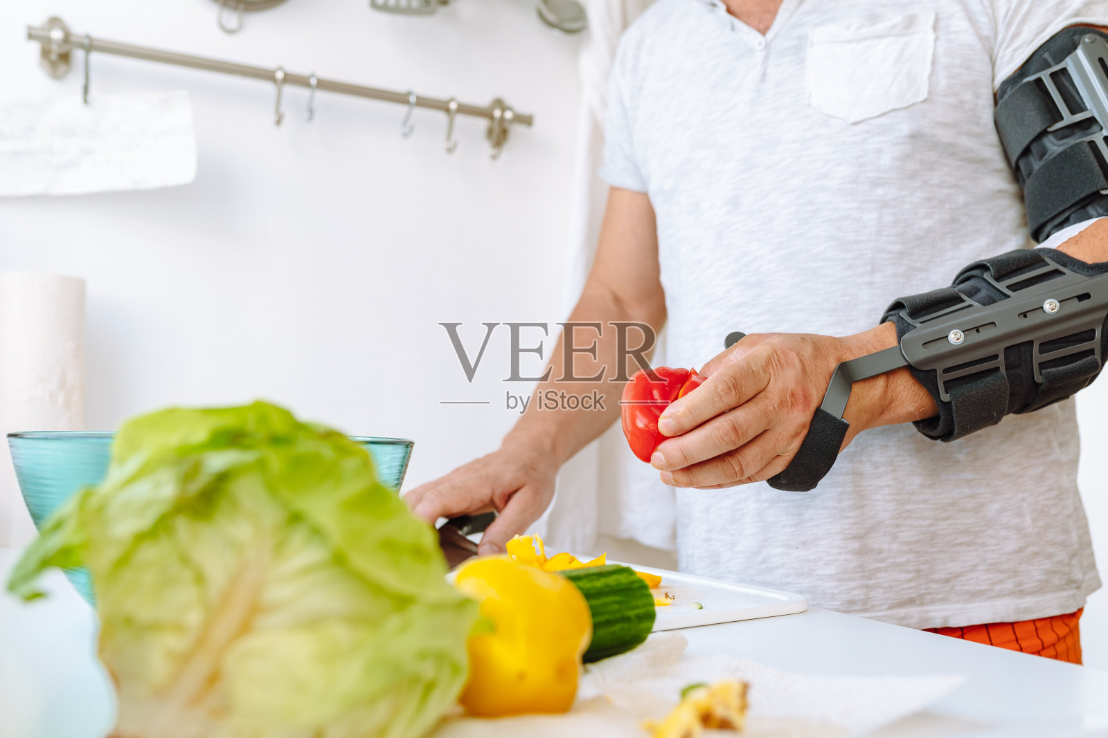 手受伤的人在做沙拉照片摄影图片