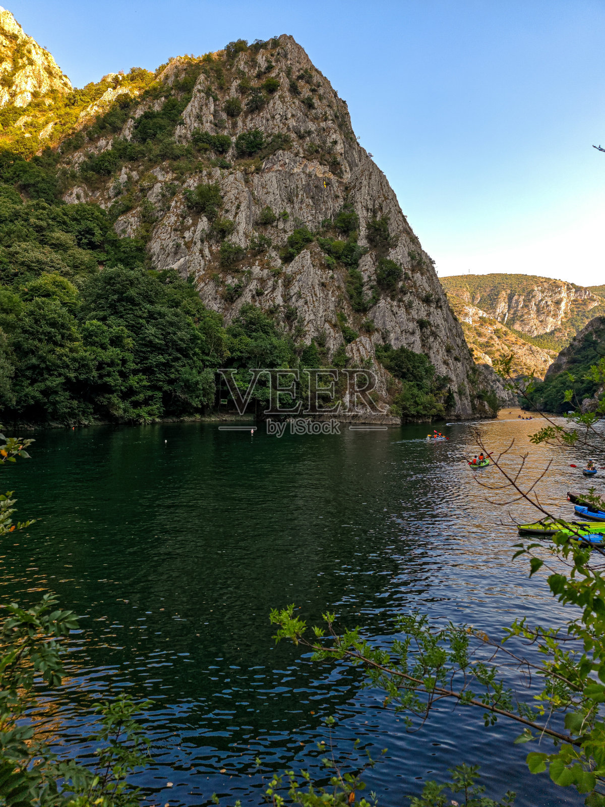 在河上划独木舟，夏日山水嬉水照片摄影图片