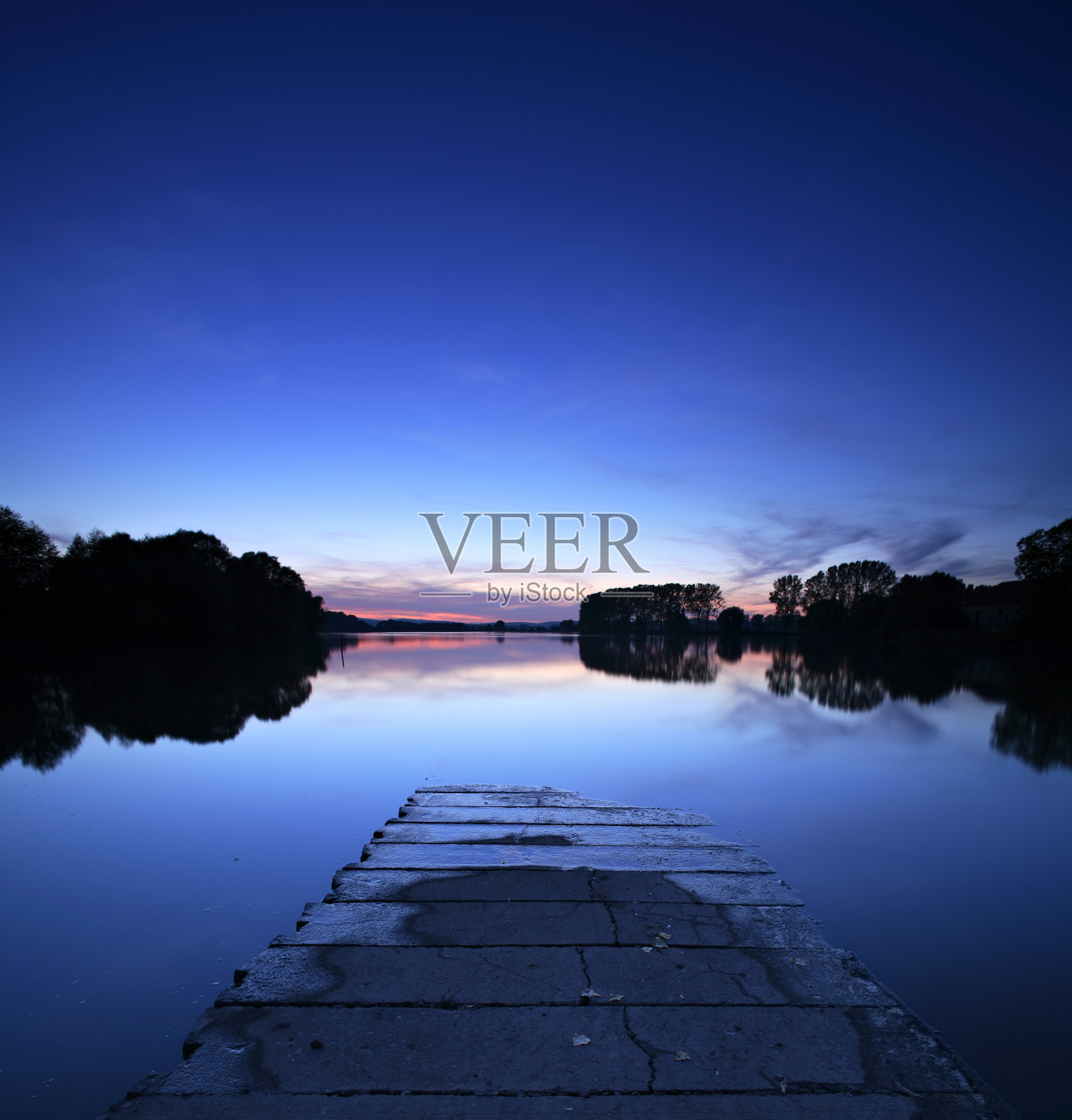 到水里照片摄影图片