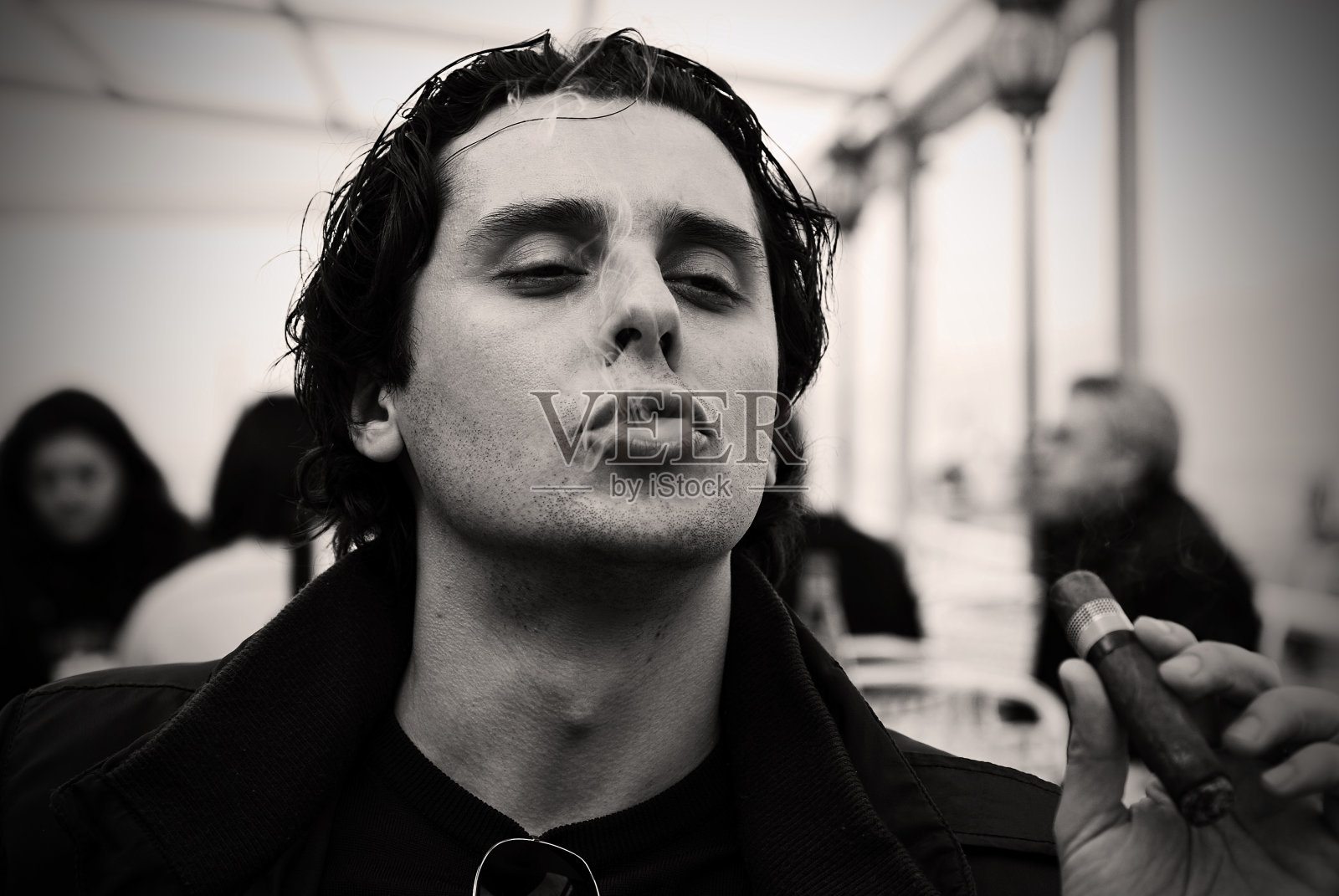 吸烟古巴雪茄的男子，黑白肖像照片摄影图片