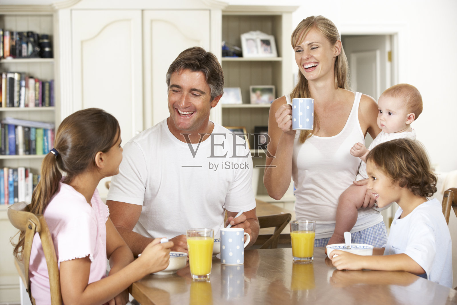 一家人一起在厨房吃早餐照片摄影图片