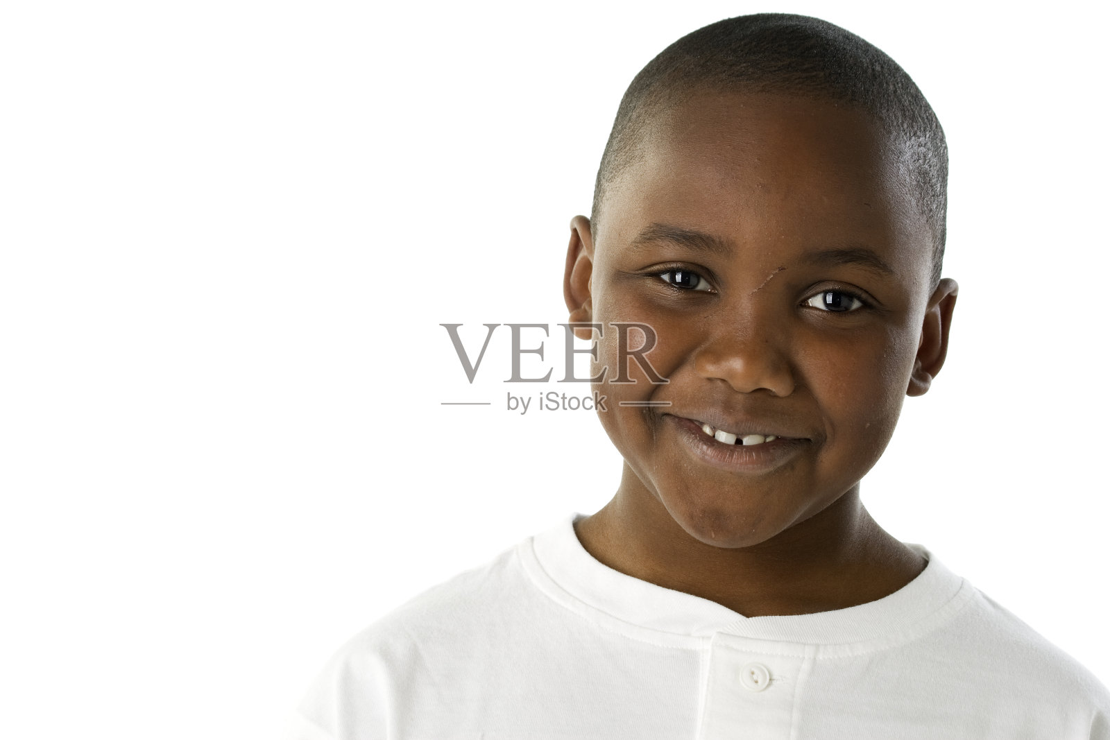 微笑的非洲裔男孩照片摄影图片