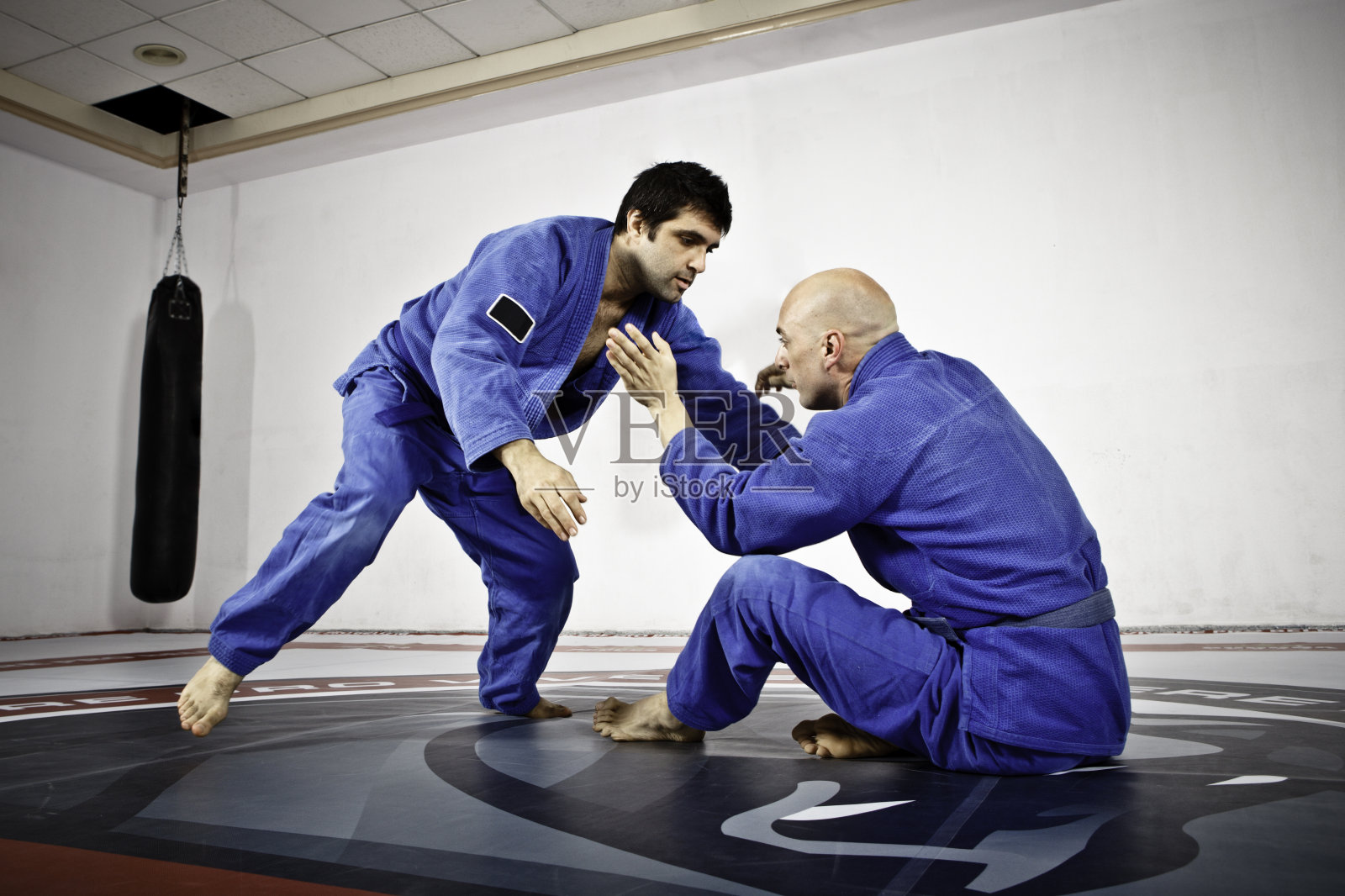 柔术训练中的两个男人照片摄影图片