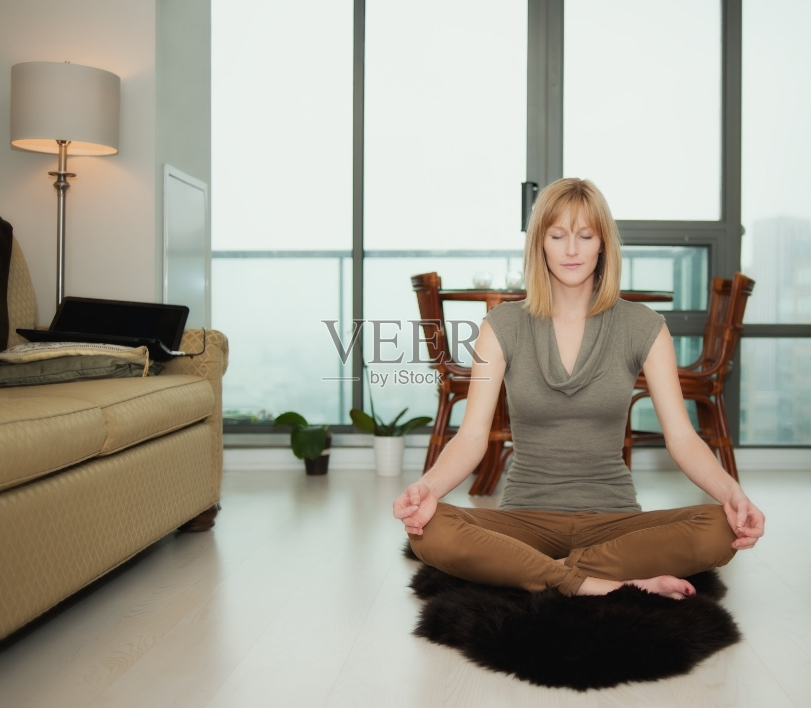 时尚真实的女人，冥想姿势，公寓照片摄影图片